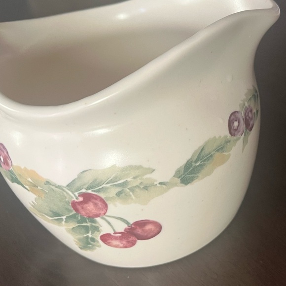 Pfaltzgraff Jamberry Round Gravy Boat Retired 2006 made in USA - Picture 6 of 10